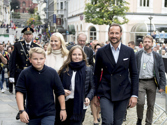 Kronprinsfamilien forlater sykkel-VM etter medaljeseremonien. Foto: Carina Johansen / NTB Scanpix